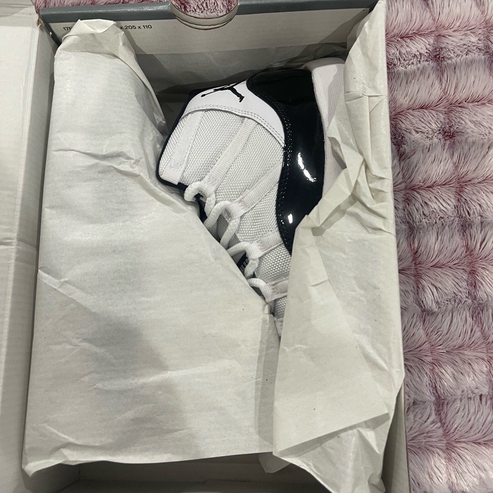 Air Jordan 11 Retro 'Gratitude - Picture 4 of 5
